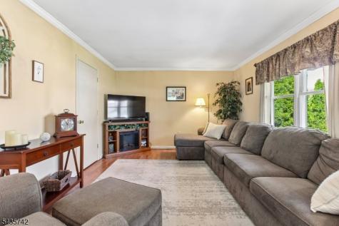 27 W James Place Woodbridge NJ 08830