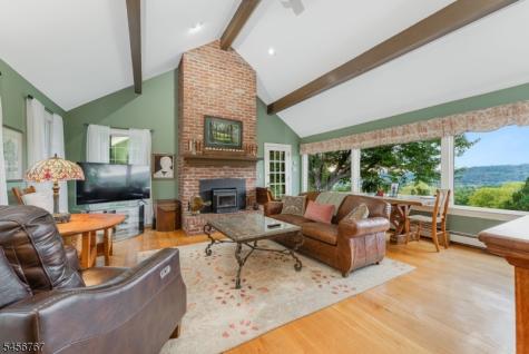 90 Old Farm Road Holland NJ 08848