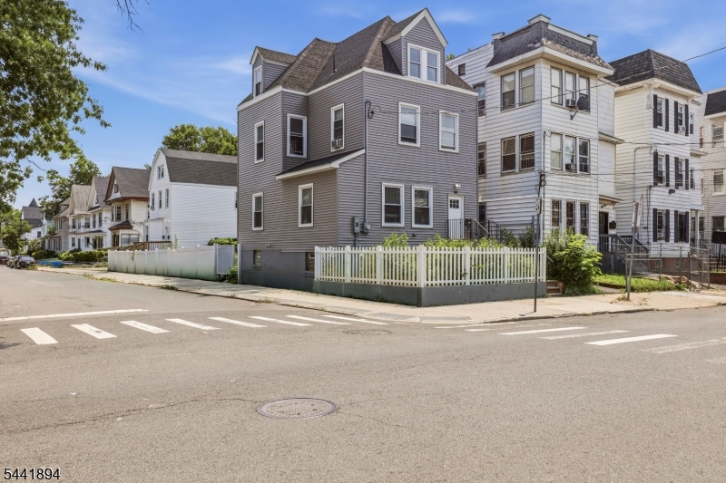 44 Fabyan Place Newark NJ 07108