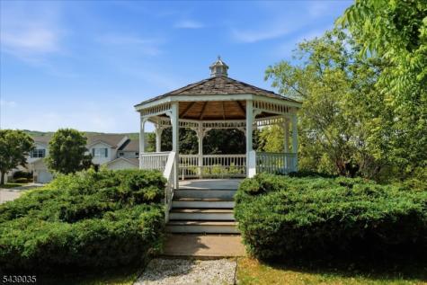 17 Heritage Lane Hamburg NJ 07419