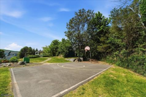 17 Heritage Lane Hamburg NJ 07419