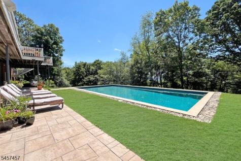 1 Hillview Drive Tewksbury NJ 07830