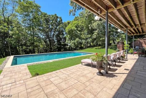 1 Hillview Drive Tewksbury NJ 07830
