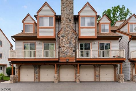 32 Woods Edge Drive Roxbury NJ 07876