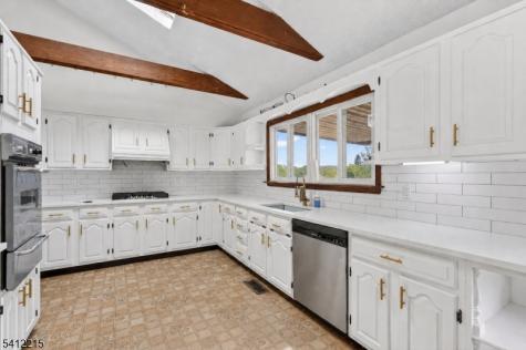 1 Mountain View Court Clinton NJ 08833