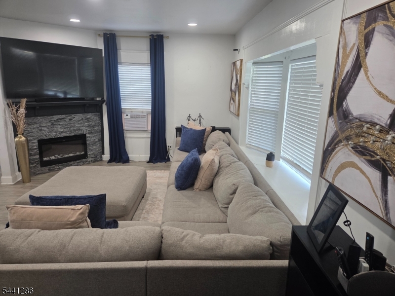 315 E 3rd Avenue Roselle NJ 07203