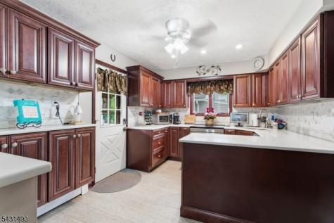 32 W Lakeview Trail Jefferson NJ 07885