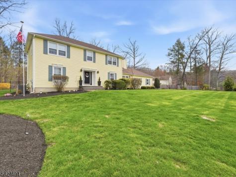 24 Powhatatan Way Mount Olive NJ 07828