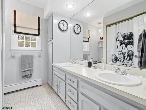 24 Powhatatan Way Mount Olive NJ 07828