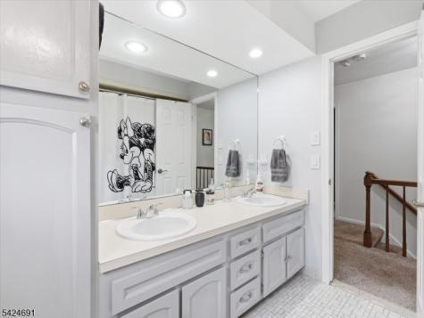 24 Powhatatan Way Mount Olive NJ 07828