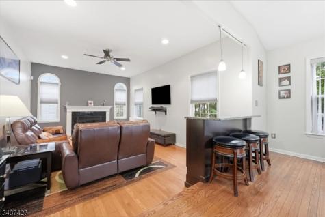 17 Windsor Lane Lopatcong NJ 08865