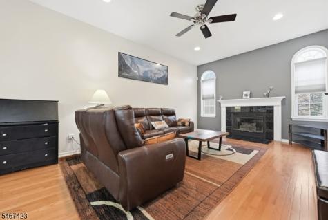 17 Windsor Lane Lopatcong NJ 08865