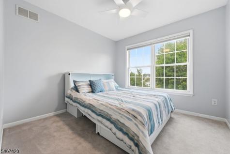 17 Windsor Lane Lopatcong NJ 08865