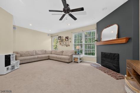 3 Grant Way Lopatcong NJ 08865
