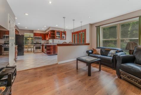 16 Woodland Terrace Bloomsbury NJ 08804