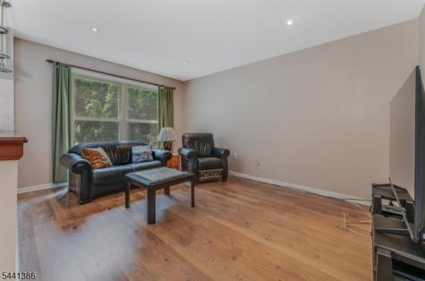 16 Woodland Terrace Bloomsbury NJ 08804