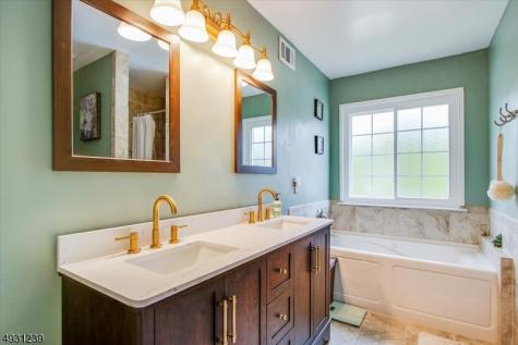 12 Mansfield Way Jefferson NJ 07438