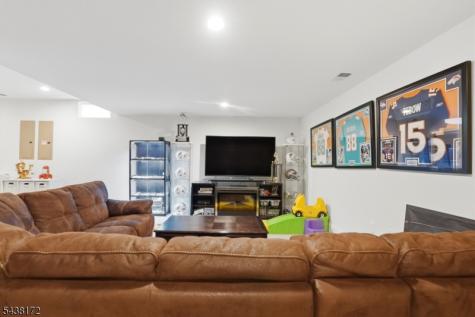 18 Waterford Way Middletown NJ 07738