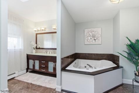 7 Woodfield Road Green NJ 07821