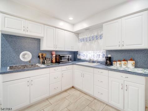 17 Thelma Court Woodbridge NJ 07067