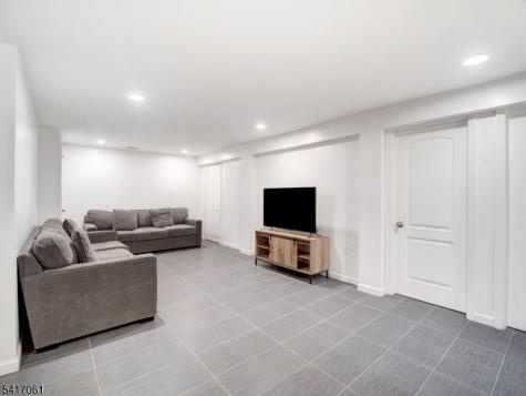17 Thelma Court Woodbridge NJ 07067
