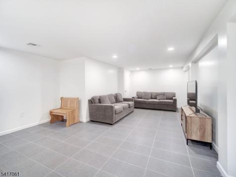 17 Thelma Court Woodbridge NJ 07067