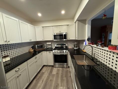 16 Sparrow Circle Hampton NJ 07860