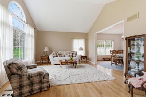 203 Lauren Way Greenwich NJ 08804