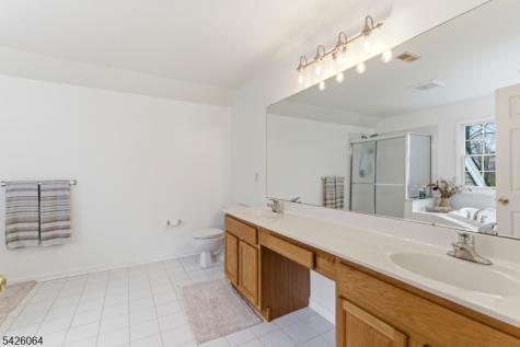 203 Lauren Way Greenwich NJ 08804