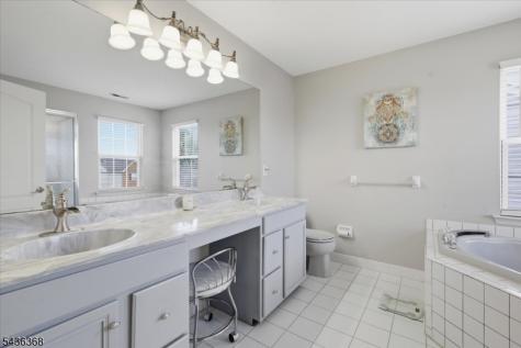 814 Mary Circle Greenwich NJ 08886