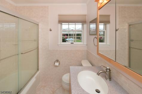 30 Knolls Road Bloomingdale NJ 07403