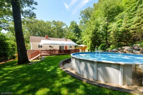30 Knolls Road Bloomingdale NJ 07403