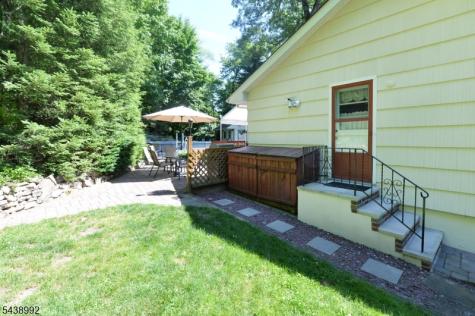 30 Knolls Road Bloomingdale NJ 07403