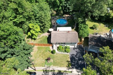 30 Knolls Road Bloomingdale NJ 07403