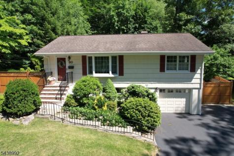 30 Knolls Road Bloomingdale NJ 07403
