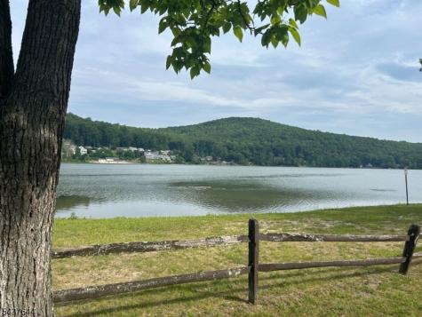 138 Lakeside Dr, West Liberty NJ 07823