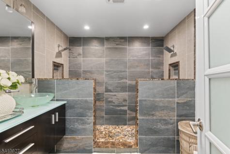 886 Degraw Avenue Newark NJ 07104