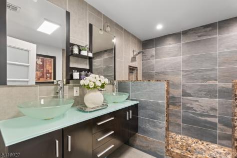 886 Degraw Avenue Newark NJ 07104