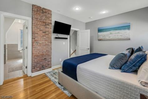 18 Gardiner Place Montclair NJ 07042