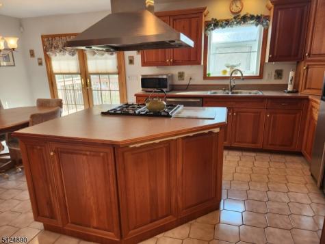 82 Arnot Place Paramus NJ 07652