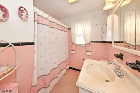 82 Arnot Place Paramus NJ 07652