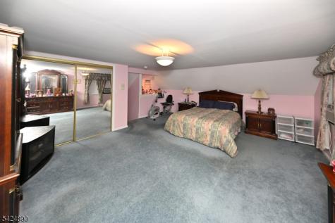 82 Arnot Place Paramus NJ 07652