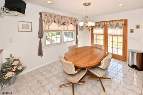 82 Arnot Place Paramus NJ 07652