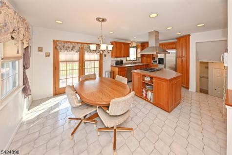 82 Arnot Place Paramus NJ 07652