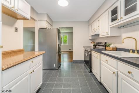 10 Lynnfield Terrace Lopatcong NJ 08865