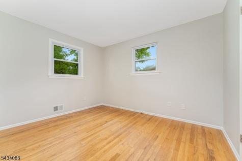 10 Lynnfield Terrace Lopatcong NJ 08865