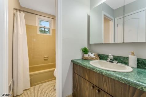 10 Lynnfield Terrace Lopatcong NJ 08865