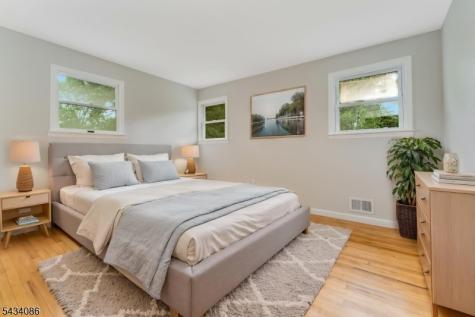 10 Lynnfield Terrace Lopatcong NJ 08865