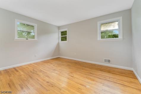 10 Lynnfield Terrace Lopatcong NJ 08865