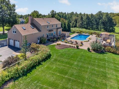 6 Pinewood Road Holland NJ 08848